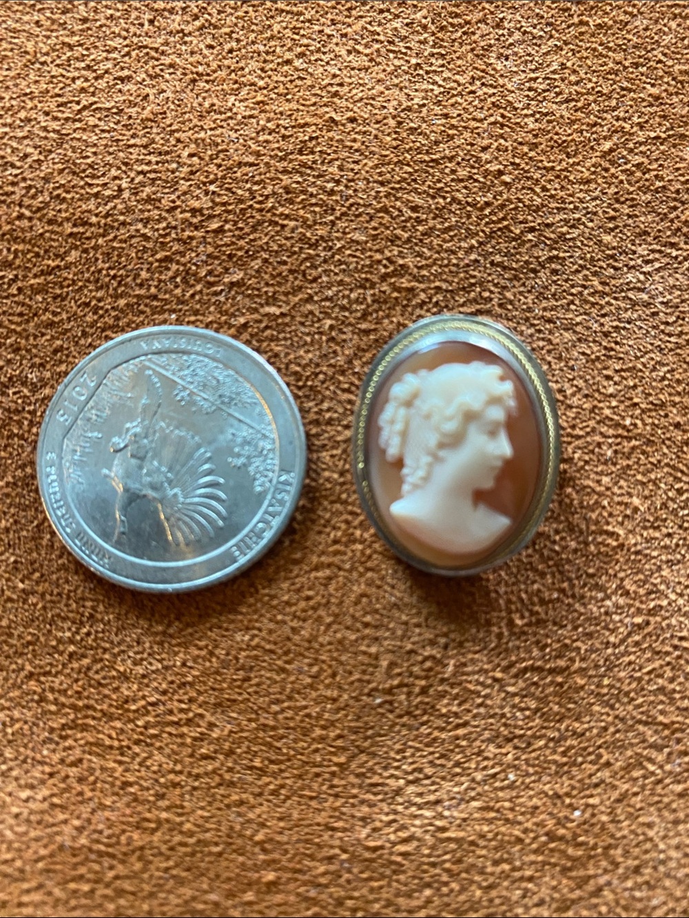Hand-Carved Shell Cameo Pendant in sterling silver & 18k gold accents - Picture 2 of 3